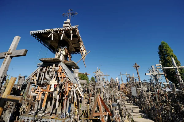 SIAULIAI, LITHUANIA - JULY 30, 2018: Various wooden crosses and crucifixes on the Hill of Crosses, a site of pilgrimage near Siauliai, Lithuania. — Stock Photo, Image