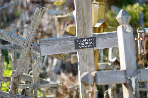 立陶宛锡乌利艾 - 2018年7月30日：在十字架山上的各种木制十字架和十字架，立陶宛锡乌利艾附近的朝圣地点. — 图库照片
