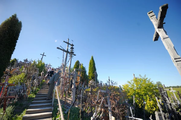 SIAULIAI, LITHUANIA - JULY 30, 2018: Various wooden crosses and crucifixes on the Hill of Crosses, a site of pilgrimage near Siauliai, Lithuania. — Stock Photo, Image