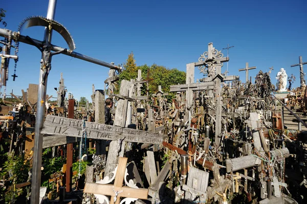 SIAULIAI, LITUÂNIA - JULHO 30, 2018: Várias cruzes de madeira e crucifixos na Colina das Cruzes, um local de peregrinação perto de Siauliai, Lituânia . — Fotografia de Stock