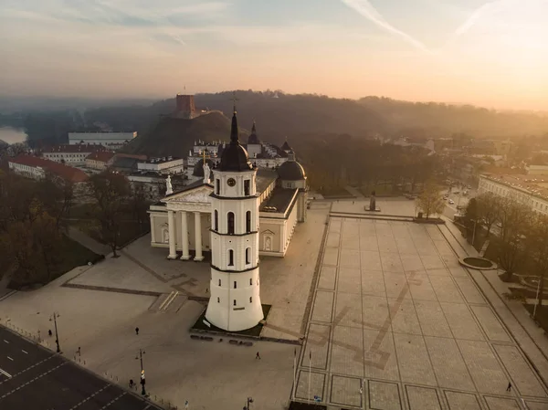 Вид с воздуха на Соборную площадь, главную площадь Старого города Вильнюса, ключевое место в общественной жизни города, Вильнюс, Литва — стоковое фото