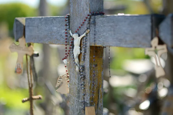 Différentes croix et crucifix en bois sur la Colline des Croix, un lieu de pèlerinage près de Siauliai, Lituanie . — Photo