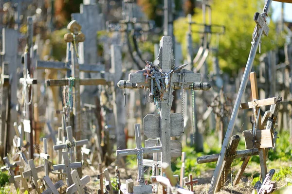 Várias cruzes de madeira e crucifixos na Colina das Cruzes, um local de peregrinação perto de Siauliai, Lituânia . — Fotografia de Stock