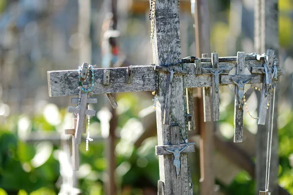 Olika trä kors och krucifix på kullen av korsningar, en plats för pilgrimsfärder nära Siauliai, Litauen. — Stockfoto