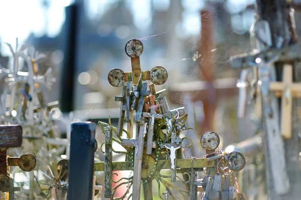 Várias cruzes de madeira e crucifixos na Colina das Cruzes, um local de peregrinação perto de Siauliai, Lituânia . — Fotografia de Stock