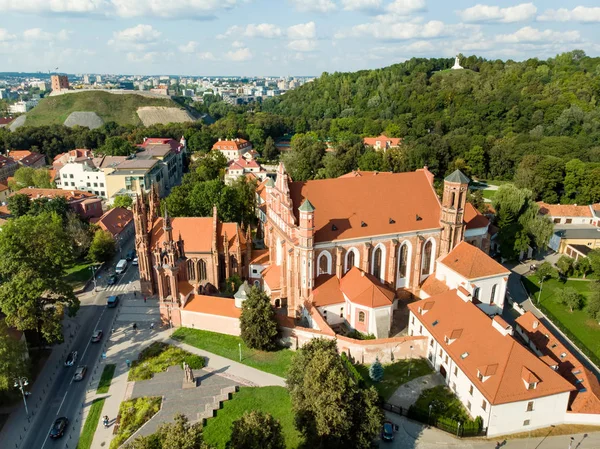 St Anne Kilisesi ve komşu Bernardine Kilisesi, Vilnius en güzel ve muhtemelen en ünlü binaların dan biri havadan görünümü. — Stok fotoğraf