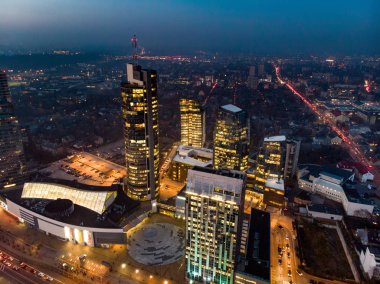Vilnius şehir gece havadan görünümü - Litvanya büyük kuş gözü tarafından.
