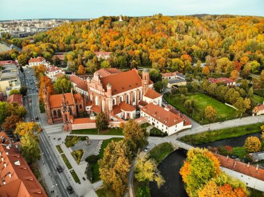 St Anne Kilisesi ve komşu Bernardine Kilisesi, Vilnius en güzel ve muhtemelen en ünlü binaların dan biri havadan görünümü.