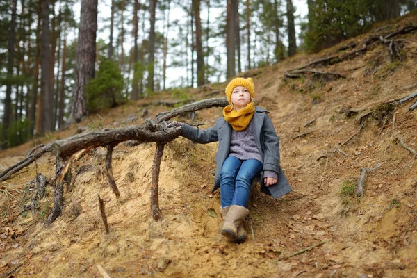 Adorable jeune fille qui s'amuse le beau jour d'automne. Joyeux enfant jouant dans le parc d'automne. Enfant explorant la forêt d'automne . — Photo
