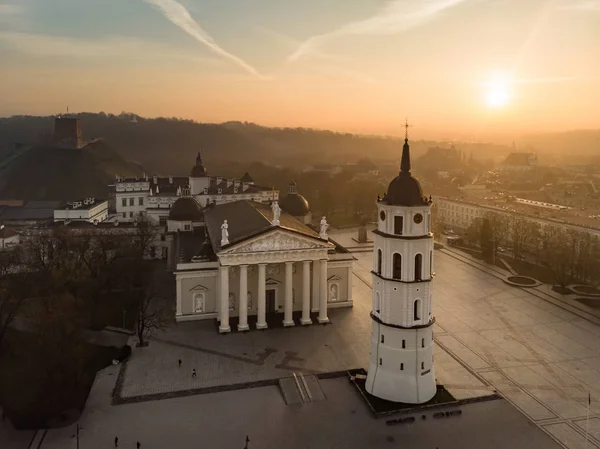 Vista aérea de la Plaza de la Catedral, plaza principal del casco antiguo de Vilna, un lugar clave en la vida pública de la ciudad, Vilna, Lituania —  Fotos de Stock