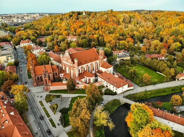 Vista aérea da Igreja de Santa Ana e da vizinha Igreja Bernardina, um dos edifícios mais bonitos e provavelmente os mais famosos de Vilnius . — Fotografia de Stock