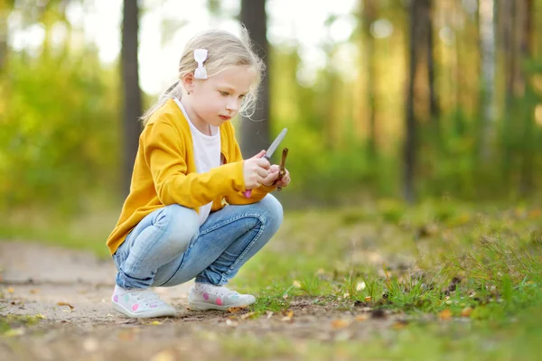 Schattig jong meisje plezier tijdens het bos wandeling op mooie zomerdag. Kind de natuur verkennen. — Stockfoto