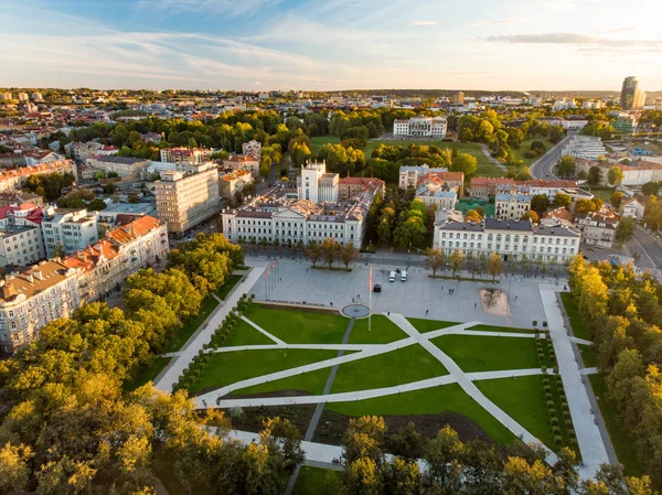 Вид с воздуха на недавно отремонтированную площадь Лукишкес, Вильнюс. Закат в Старом городе Вильнюса, Литва . — стоковое фото