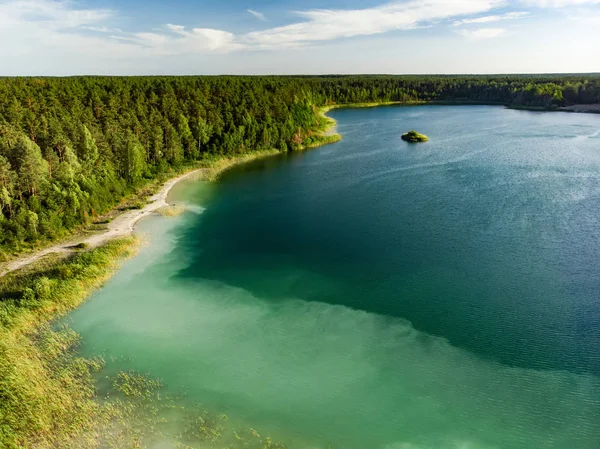 Letecký pohled na překrásné zelené vody jezera Gela. Pohled ptáků z pohledu malebného Smaragdového jezera obklopeného borovicemi. — Stock fotografie