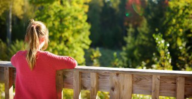 Güzel yaz gününde orman yürüyüşü sırasında eğlenen sevimli genç kız. Doğayı keşfeden çocuk.
