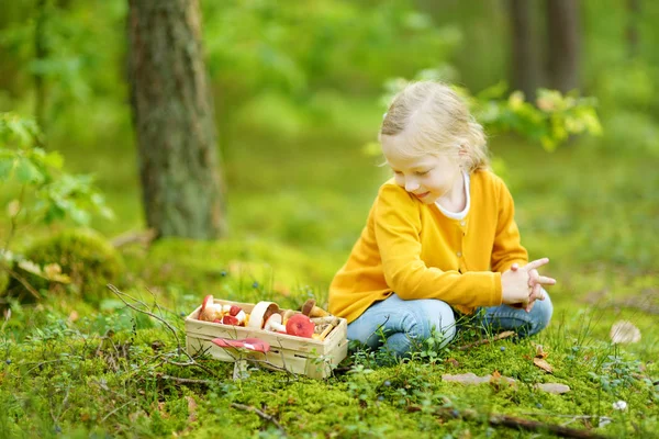 Nettes junges Mädchen, das bei einer Waldwanderung an einem schönen Sommertag Spaß hat. Kind erkundet die Natur. — Stockfoto