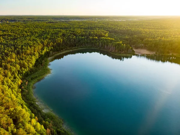 Aerial view of beautiful green waters of lake Gela. Birds eye view of scenic emerald lake surrounded by pine forests. — Stock Photo, Image