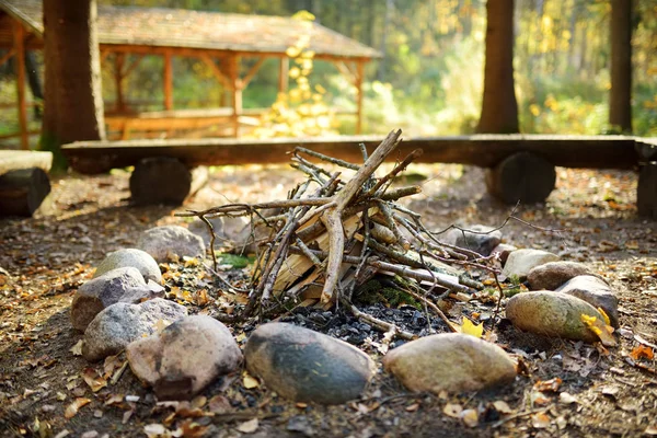 Falò boschivi, pronti per essere avviati. Divertirsi in un campeggio con la famiglia e gli amici . — Foto Stock