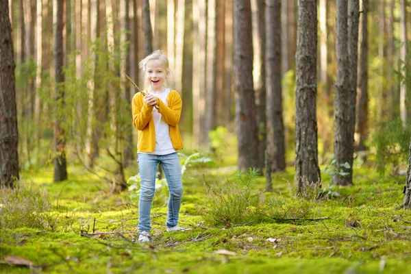 Jolie jeune fille qui s'amuse pendant la randonnée en forêt par belle journée d'été. Enfant explorant la nature . — Photo
