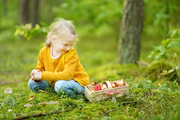 Χαριτωμένο νεαρό κορίτσι που διασκεδάζει κατά τη διάρκεια του δάσους Πεζοπορία στην όμορφη καλοκαιρινή μέρα. Παιδική εξερεύνηση της φύσης. — Φωτογραφία Αρχείου