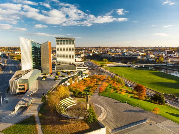 Turuncu ve sarı yaprakları ile sonbaharda güzel Vilnius şehir panoraması. Havadan akşam görünümü. — Stok fotoğraf