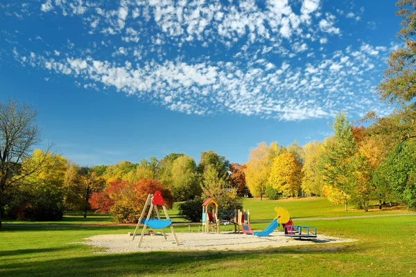 Scène de parc urbain coloré à l'automne avec feuillage jaune. Beau paysage d'automne à Vilnius, Lituanie . — Photo