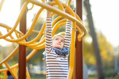 Sevimli genç kız yaz aylarında bir oyun açık havada eğlenmek.