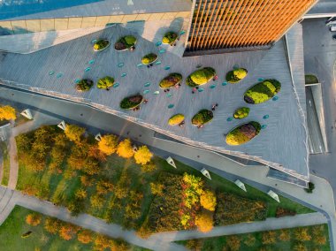 Turuncu ve sarı yaprakları ile sonbaharda güzel Vilnius şehir panoraması. Havadan yukarıdan aşağıya akşam görünümü.