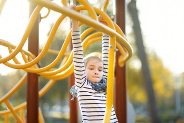 Sevimli genç kız yaz aylarında bir oyun açık havada eğlenmek.