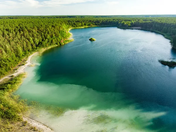 Luchtfoto van het prachtige groene water van het meer van Gela. Birds Eye uitzicht op het schilderachtige Smaragd meer omringd door dennenbossen. — Stockfoto