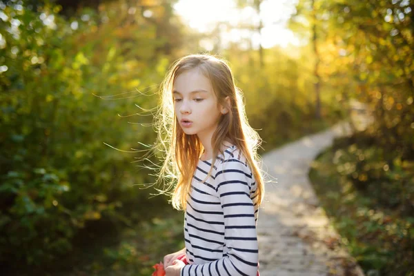 Linda chica joven que se divierte durante la caminata por el bosque en hermoso día de verano. Niño explorando la naturaleza . —  Fotos de Stock