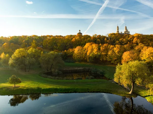 Widok z oczu ptaków jesiennego lasu i małego jeziora. Scena lasu lotniczego jesienią z pomarańczowym i żółtym liści. Jesienne dekoracje w Wilnie, Litwa. — Zdjęcie stockowe