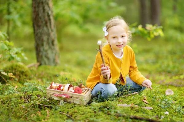 Cute young girl having fun during forest hike on beautiful summer day. Child exploring nature. — Stock Photo, Image