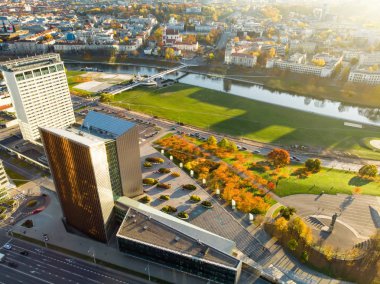 Turuncu ve sarı yaprakları ile sonbaharda güzel Vilnius şehir panoraması. Havadan akşam görünümü.