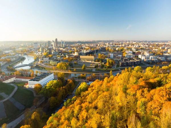 Turuncu ve sarı yaprakları ile sonbaharda güzel Vilnius şehir panoraması. Havadan akşam görünümü. — Stok fotoğraf