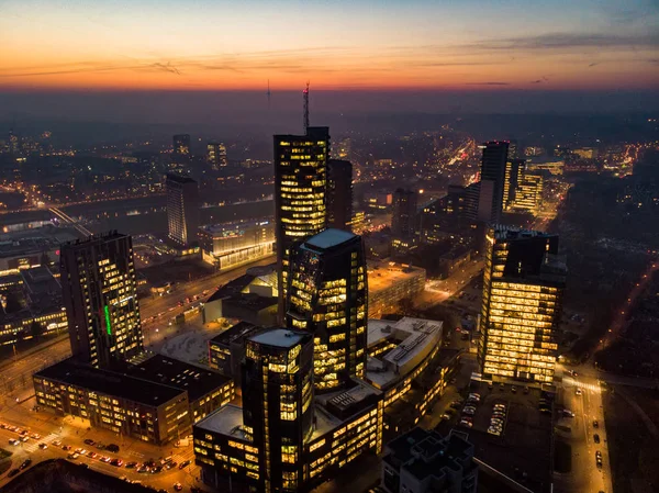 Vilnius stad nacht luchtfoto - Litouwse hoofdstad door vogel oog. — Stockfoto