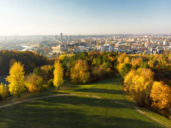 Turuncu ve sarı yaprakları ile sonbaharda güzel Vilnius şehir panoraması. Havadan akşam görünümü. — Stok fotoğraf