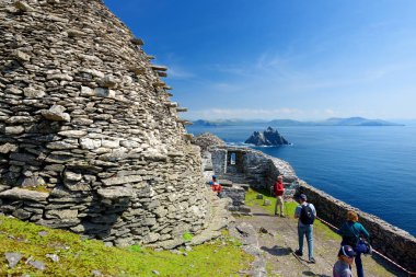 Skellig Michael, İrlanda - 22 Mayıs 2018: Bir Hıristiyan manastırının harabe kalıntılarına ev sahipliği yapacak Olan Skellig Michael'ı keşfeden turistler, Unesco Dünya Mirası Alanı, İrlanda.