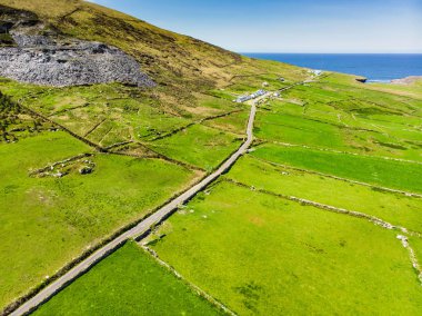 Mullaghmore Head'in muhteşem havadan görünümü ve kıyıya vuran dev dalgalar. Wild Atlantic Way imza noktası, County Sligo, İrlanda