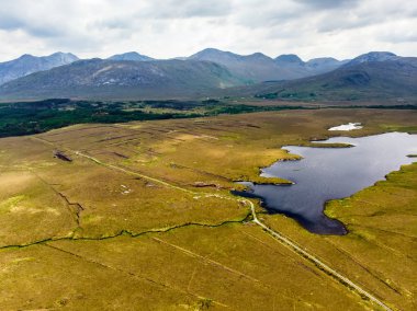 Connemara Milli Parkı güzel görünümü, onun bataklıklar, fundalıklar ve göller, County Galway, İrlanda ünlü