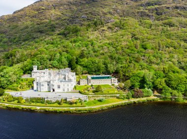 Kylemore Manastırı, Connemara'daki Kylemore Kalesi'nin arazisinde kurulmuş bir manastır. County Galway, İrlanda'daki ünlü turistik mekan.