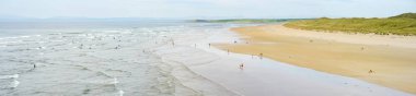 Muhteşem Tullan Strand, Donegal'ın ünlü sörf plajlarından biri, Sligo-Leitrim Dağları tarafından sağlanan doğal bir arka damla ile çerçeveli.