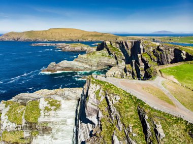 İnanılmaz dalga Kerry Cliffs, County Kerry, İrlanda en muhteşem uçurumlar kırbaçladı. Ünlü Ring of Kerry güzergahı üzerinde turistik.