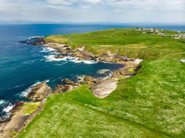 Mullaghmore Head'in muhteşem havadan görünümü ve kıyıya vuran dev dalgalar. Wild Atlantic Way imza noktası, County Sligo, İrlanda