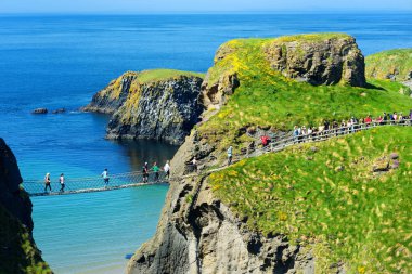 Carrick-a-Rede Rope Bridge, County Antrim Ballintoy yakınlarındaki ünlü halat köprü, Carrickarede küçük adaya anakara bağlayan.