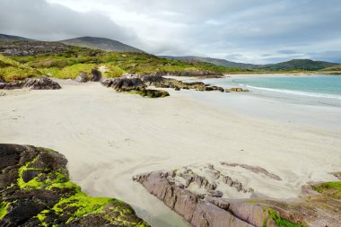 Abbey Adası, Derrynane Tarihi Parkı arazi yama, Derrynane Abbey ve çimento kalıntıları ile ünlü, County Kerry bulunan, İrlanda
