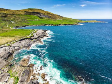 Mullaghmore Head'in muhteşem havadan görünümü ve kıyıya vuran dev dalgalar. Wild Atlantic Way imza noktası, County Sligo, İrlanda