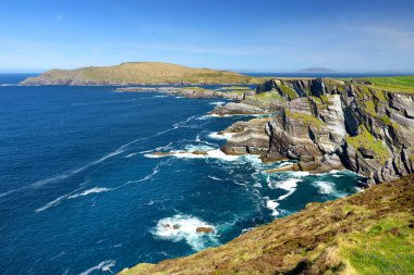 İnanılmaz dalga Kerry Cliffs, County Kerry, İrlanda en muhteşem uçurumlar kırbaçladı. Ünlü Ring of Kerry güzergahı üzerinde turistik.