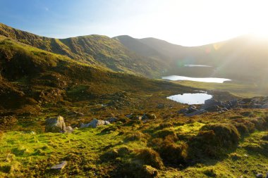 Conor Pass, en yüksek İrlanda dağ geçer bir asfalt yol tarafından hizmet, Dingle Yarımadası, County Kerry, İrlanda üzerinde bulunan