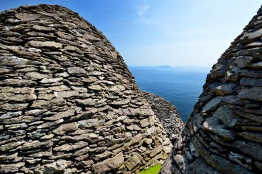 Skellig Michael veya Great Skellig, bir Hıristiyan manastırının yıkık kalıntılarına ev sahipliği yapıyor. Çeşitli deniz kuşlarının yaşadığı bir yer. Unesco Dünya Mirası Alanı, İrlanda.